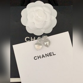 Новейшие серьги Chanel в форме белого золота в форме сердца. Изго
