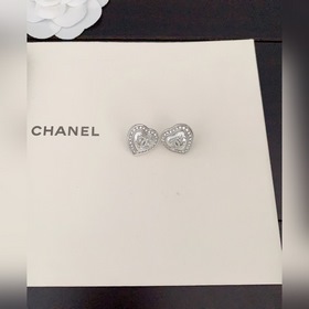 Новейшие серьги Chanel в бело-золотом цвете с белым сердечком. Из