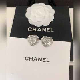 Новейшие серьги Chanel в бело-золотом цвете с белым сердечком. Из