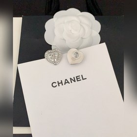 Новейшие серьги Chanel в бело-золотом цвете с белым сердечком. Из