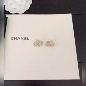 Новейшие серьги-гвоздики Chanel в форме сердечек. Изготовлены из 
