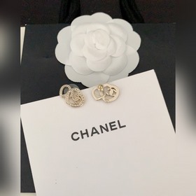 Новейшие серьги-гвоздики Chanel в форме сердечек. Изготовлены из 