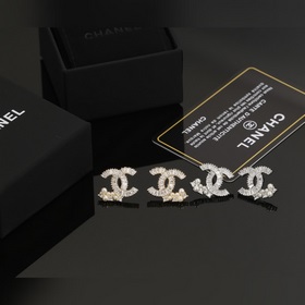 Chanel выпустила новую модель сережек с двойным C. Классическая м