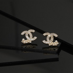 Chanel выпустила новую модель сережек с двойным C. Классическая м