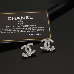 Chanel выпустила новую модель сережек с двойным C. Классическая м