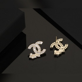 Chanel выпустила новую модель сережек с двойным C. Классическая м