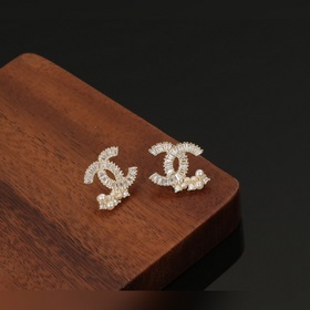 Chanel выпустила новую модель сережек с двойным C. Классическая м
