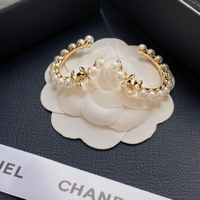 1880130 [Серьги Chanel с круглым жемчугом и буквой C] Простые и э
