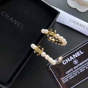 1880130 [Серьги Chanel с круглым жемчугом и буквой C] Простые и э