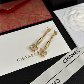 Chanel подержанные серьги-гвоздики. Модели Chanel не нуждаются в