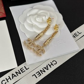 Chanel подержанные серьги-гвоздики. Модели Chanel не нуждаются в