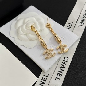 Chanel подержанные серьги-гвоздики. Модели Chanel не нуждаются в