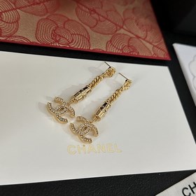 Chanel подержанные серьги-гвоздики. Модели Chanel не нуждаются в