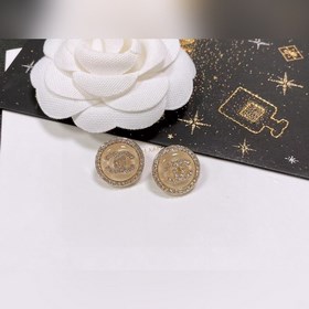 Chanel Б/у Серьги. Модели Chanel не нуждаются в представлении. Ка