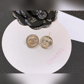 Chanel Б/у Серьги. Модели Chanel не нуждаются в представлении. Ка