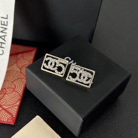 Chanel подержанные серьги. Модели Chanel не нуждаются в представл