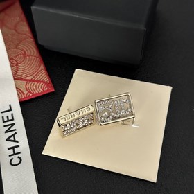 Chanel подержанные серьги. Модели Chanel не нуждаются в представл