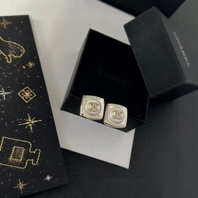 Chanel Б/у Буквы Серьги в стиле Chanel не нуждаются в представлен