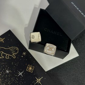 Chanel Б/у Буквы Серьги в стиле Chanel не нуждаются в представлен