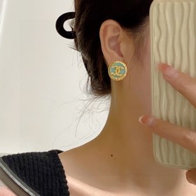 Chanel, подержанная модель, серьги-гвоздики с буквами «CC» и золо