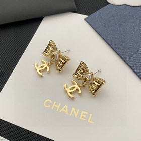 Chanel подержанные серьги. Модели Chanel не нуждаются в представл