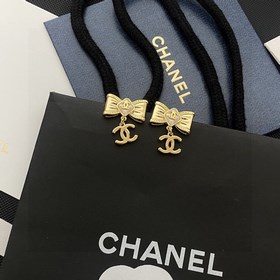 Chanel подержанные серьги. Модели Chanel не нуждаются в представл