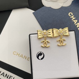 Chanel подержанные серьги. Модели Chanel не нуждаются в представл