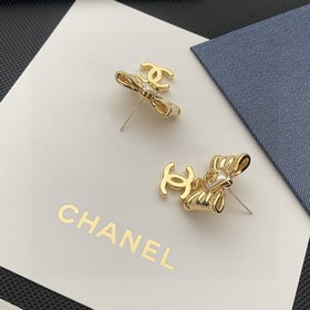 Chanel подержанные серьги. Модели Chanel не нуждаются в представл