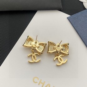 Chanel подержанные серьги. Модели Chanel не нуждаются в представл
