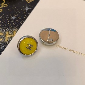 Chanel подержанные серьги. Модели Chanel не нуждаются в представл