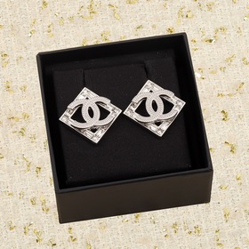 Квадратные серьги Chanel с двойным C. Модель с двойным C, которая