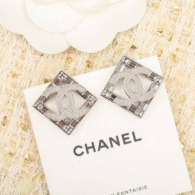 Квадратные серьги Chanel с двойным C. Модель с двойным C, которая