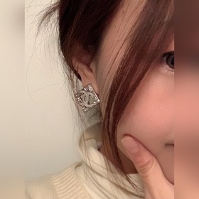 Квадратные серьги Chanel с двойным C. Модель с двойным C, которая