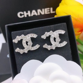 Номер XED0039 Новые серьги-гвоздики с бриллиантами от Chanel. Ори