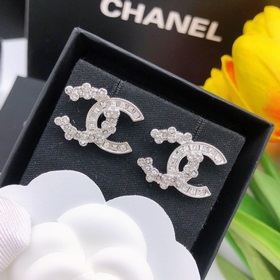 Номер XED0039 Новые серьги-гвоздики с бриллиантами от Chanel. Ори
