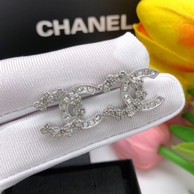 Номер XED0039 Новые серьги-гвоздики с бриллиантами от Chanel. Ори