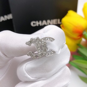 Номер XED0039 Новые серьги-гвоздики с бриллиантами от Chanel. Ори