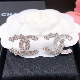 Номер XED0039 Новые серьги-гвоздики с бриллиантами от Chanel. Ори
