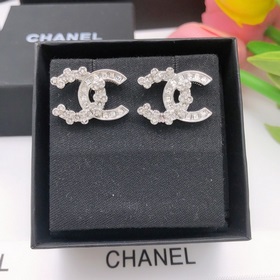 Номер XED0039 Новые серьги-гвоздики с бриллиантами от Chanel. Ори