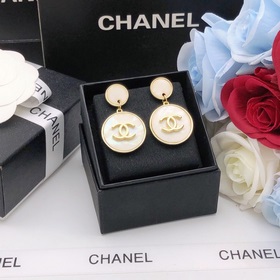 Номер XED03  CHANEL Оригинальные новые серьги-гвоздики в форме р