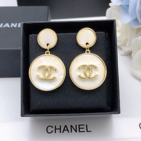 Номер XED03  CHANEL Оригинальные новые серьги-гвоздики в форме р