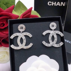 Номер XED0347 CHANEL Оригинальные новые сережки-гвоздики с кнопко