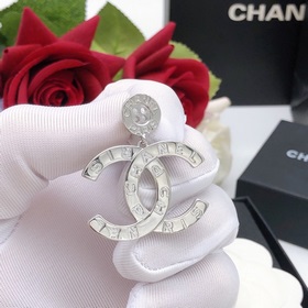 Номер XED0347 CHANEL Оригинальные новые сережки-гвоздики с кнопко