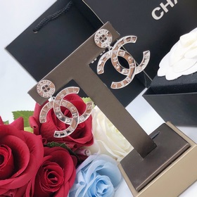 Номер XED0347 CHANEL Оригинальные новые сережки-гвоздики с кнопко