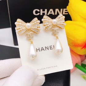 Номер XED0054 Серьги Chanel с двойным C, бантиком и жемчужиной в