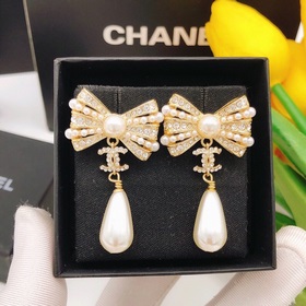 Номер XED0054 Серьги Chanel с двойным C, бантиком и жемчужиной в