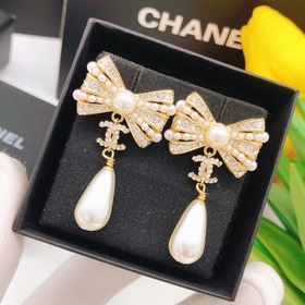 Номер XED0054 Серьги Chanel с двойным C, бантиком и жемчужиной в 