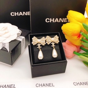 Номер XED0054 Серьги Chanel с двойным C, бантиком и жемчужиной в 