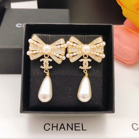 Номер XED0054 Серьги Chanel с двойным C, бантиком и жемчужиной в 