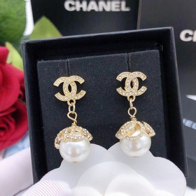 Номер XED00160 Chanel представила новые серьги с микро-инкрустац